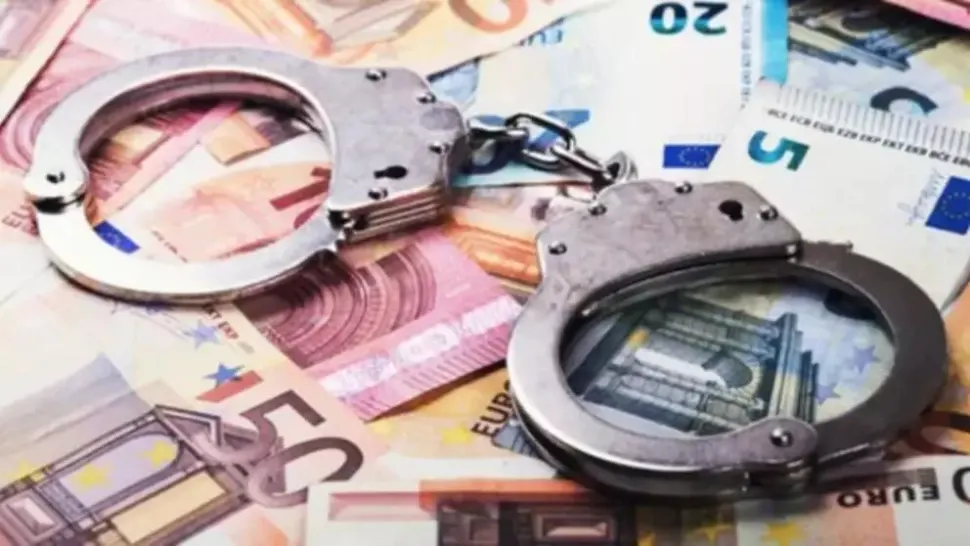 Fosta directoare a unei școli a fost reținută pentru delapidare. Prejudiciul estimat ajunge la 94.000 de lei: femeia și-a achiziționat bunuri în numele instituției