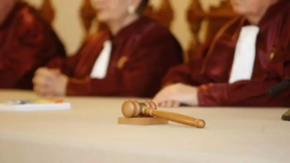 CCR discută pe 12 august sesizarea privind legea integrității adoptată de Parlament