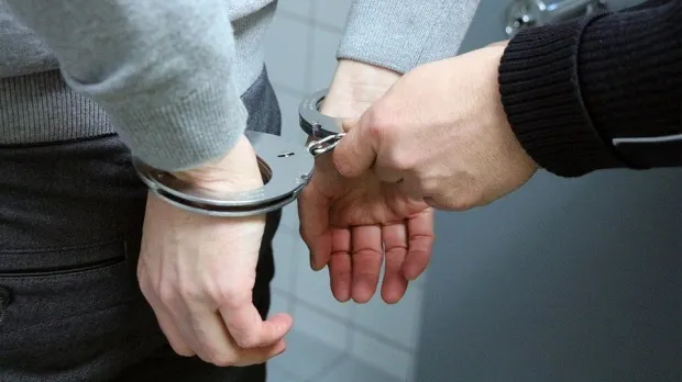 Scandal după o excursie la Predeal: părinți arestați după ce au bătut-o pe învățătoarea fiului lor. Care e motivul