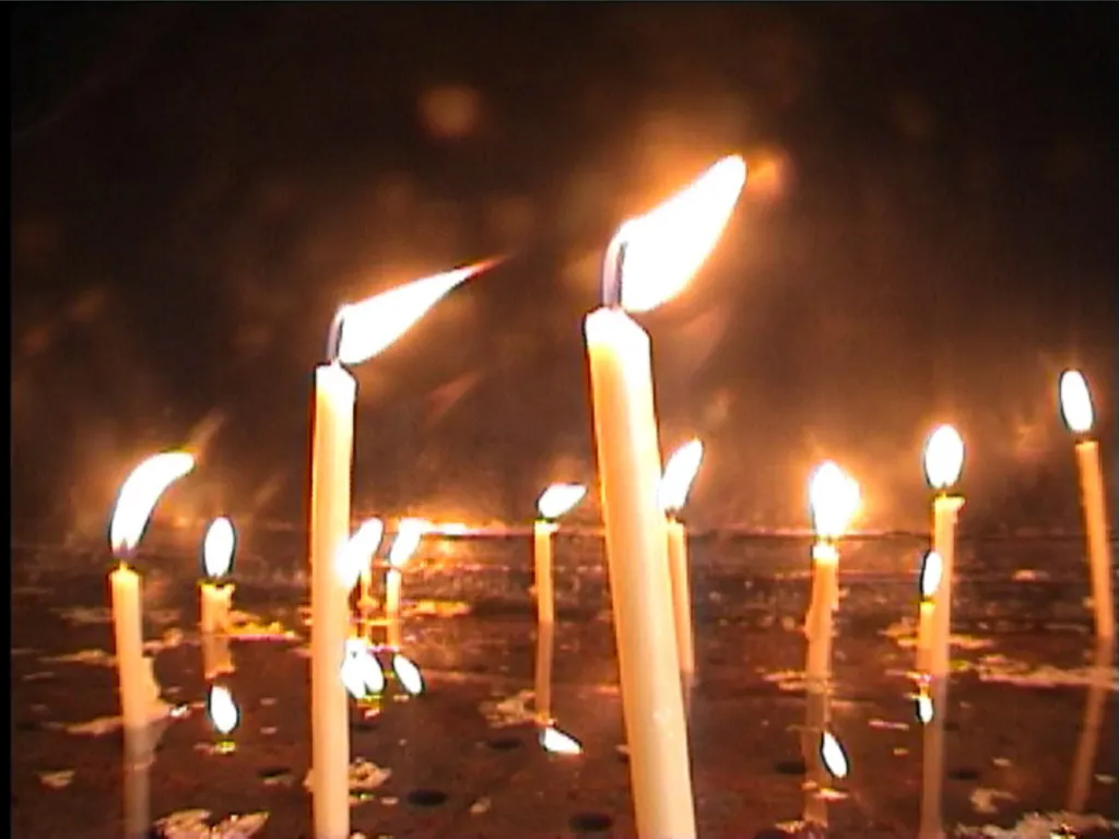 Din izolare la înmormântare | Dosar penal pentru mai multe persoane care ar fi plecat de acasă pentru a participa la ceremonia funerară
