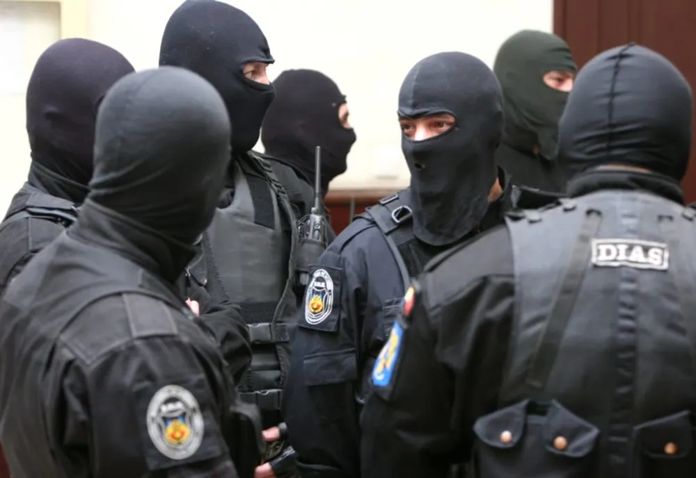 Percheziţii în Olt. Un bărbat de 64 de ani, acuzat de coruperea sexuală a unei copile de doar zece ani
