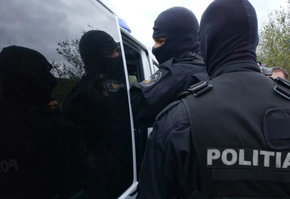 Percheziții de AMPLOARE în Capitală, după demolarea unei clădiri aflate într-o arie protejată. Funcționari publici, vizați