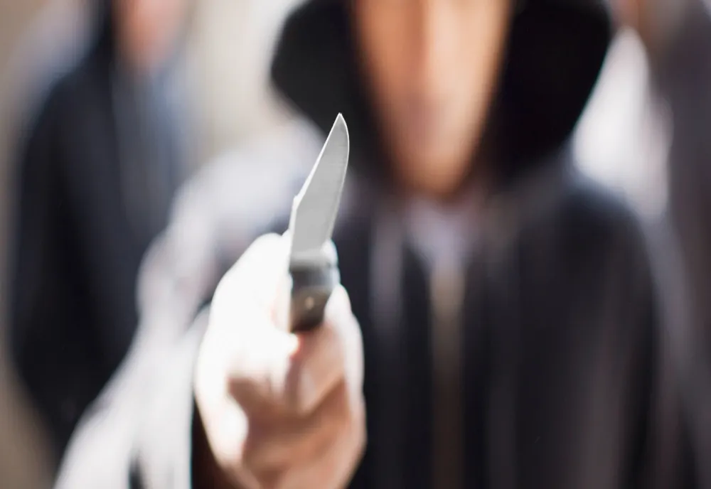 Doi adolescenți, amenințați cu cuțitul pentru 100 de lei, în plină stradă, la Cluj