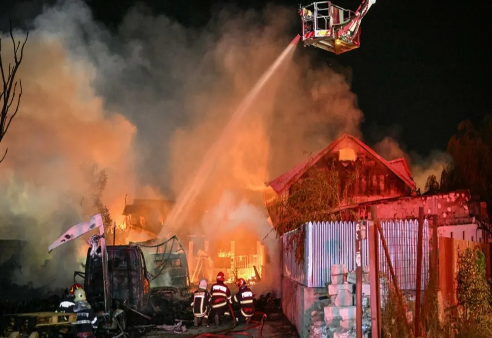 Percheziții la sediul ISU Dâmbovița după neregulile găsite la depozitul GPL care a generat exploziile devastatoare