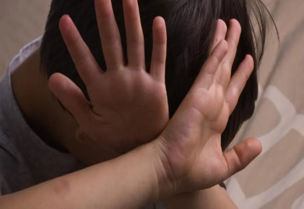 ADOLESCENT DIN BIHOR FILMAT ÎN TIMP CE BATE UN COPIL, PLASAT ÎN AREST LA DOMICILIU