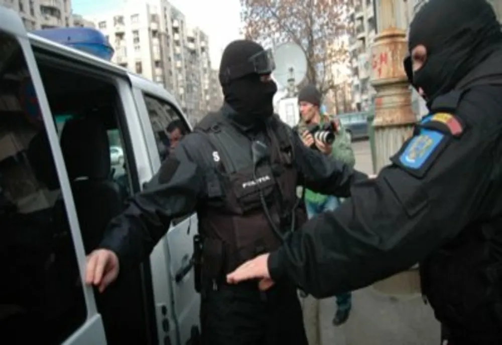 UN BĂRBAT A INDUS ÎN EROARE POLIȚIA ȘI JUSTIȚIA CU PLÂNGERI PENALE FALSE ȘI DOCUMENTE CONTRAFĂCUTE. 40 DE LAPTOPURI, DESCOPERITE LA PERCHEZIȚII