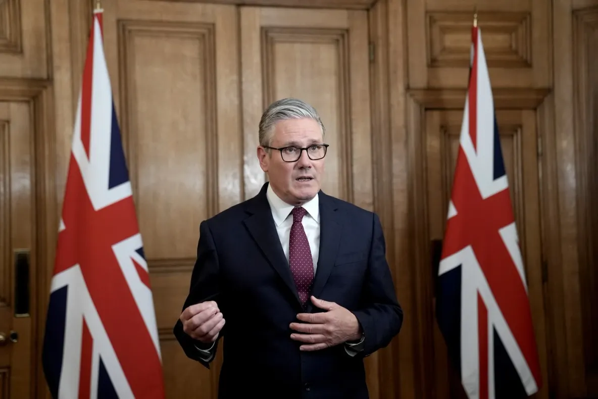 Un român a fost condamnat în Marea Britanie pentru incendierea proprietăților lui Keir Starmer