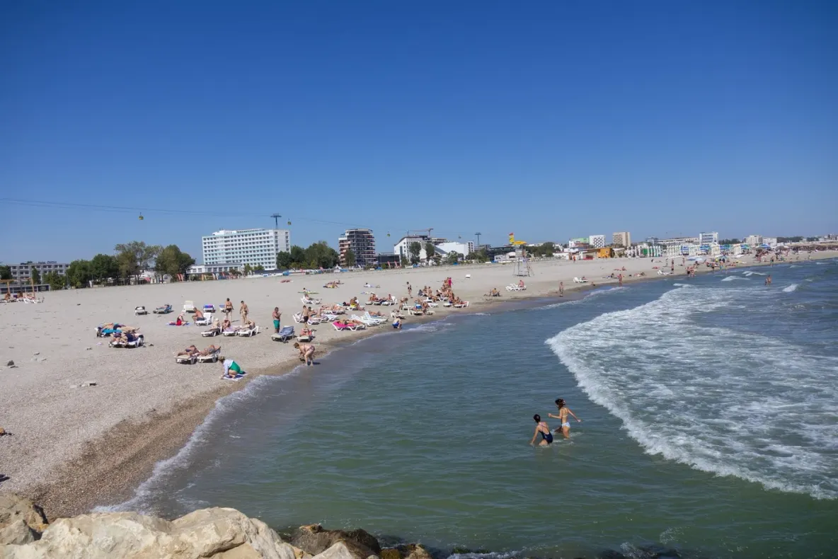  Escrocherie cu vacanțe fictive pe litoral. Un bărbat și o femeie ar fi încasat peste 33.000 de lei de la turiști