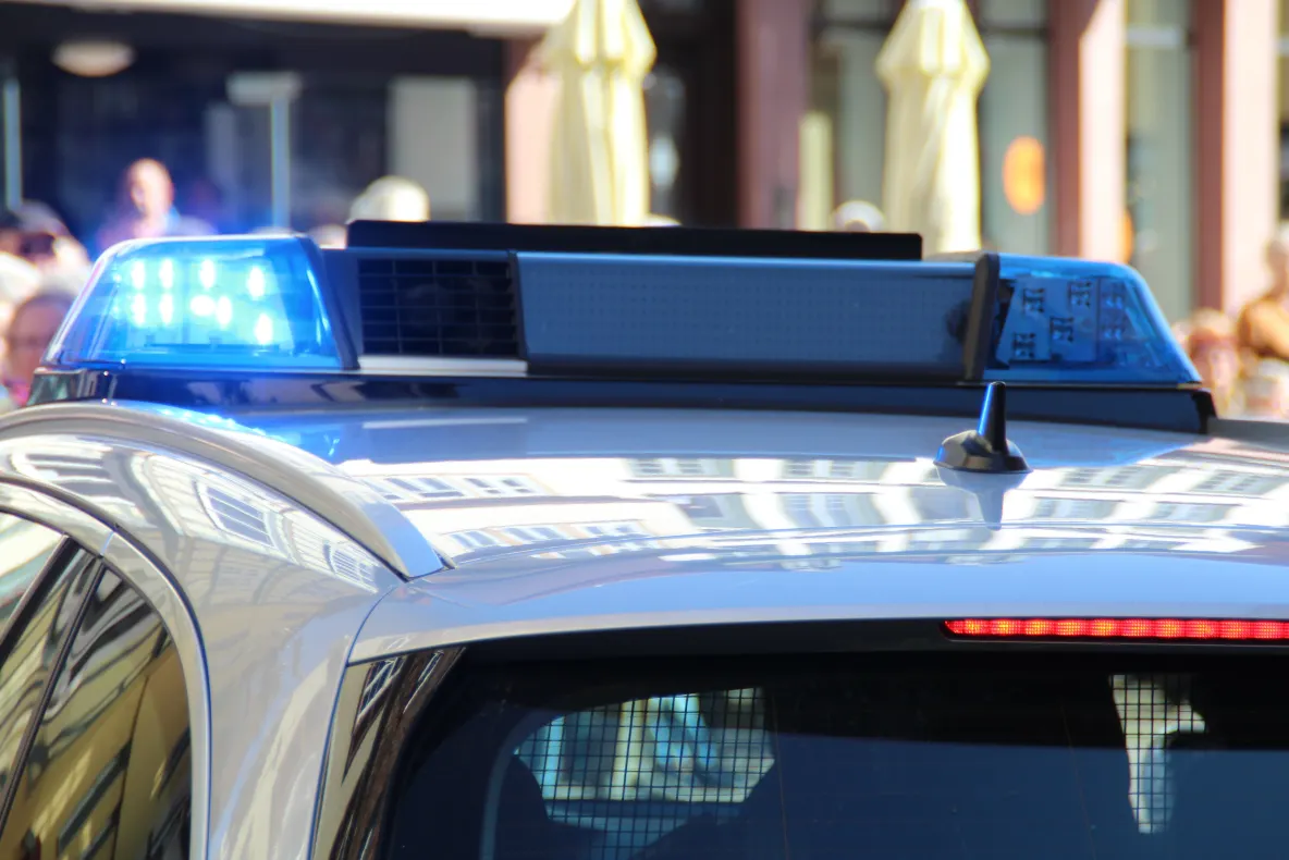 Doi tineri din Cluj, reținuți după ce au furat 14 tablete dintr-o școală. Au intrat mascați și au dezactivat camerele de supraveghere