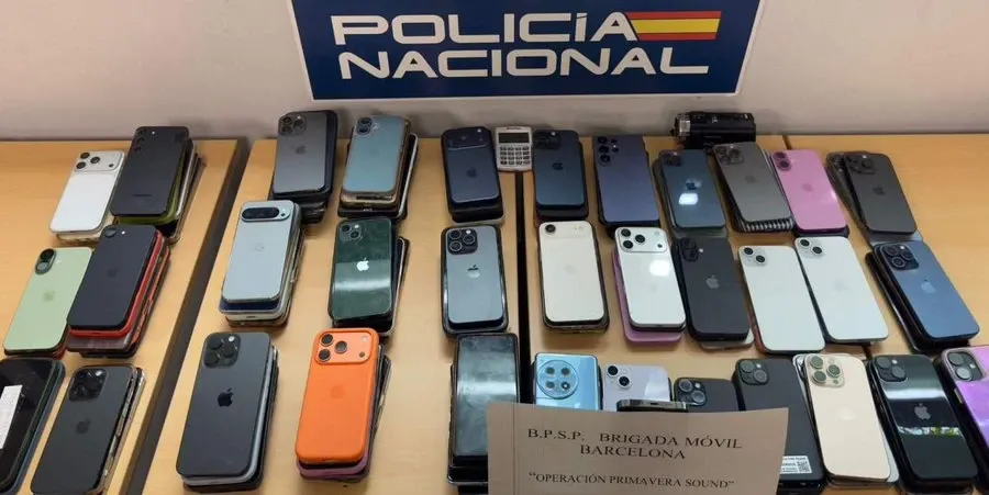 Tânăr român, prins în Barcelona cu 139 de telefoane furate. Voia să le transporte în România