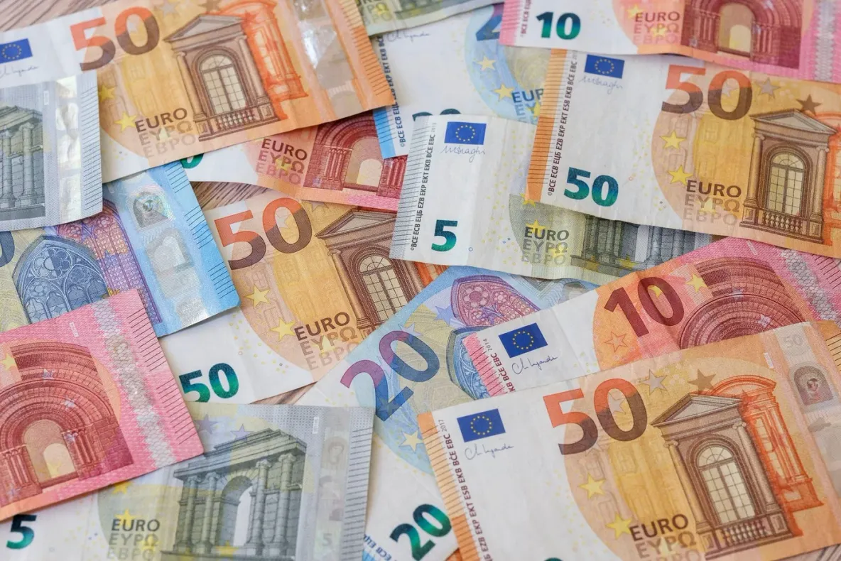 Șantaj de 600.000 de euro în București: un fost angajat și-ar fi amenințat șeful că îi împușcă fiul dacă nu primește banii