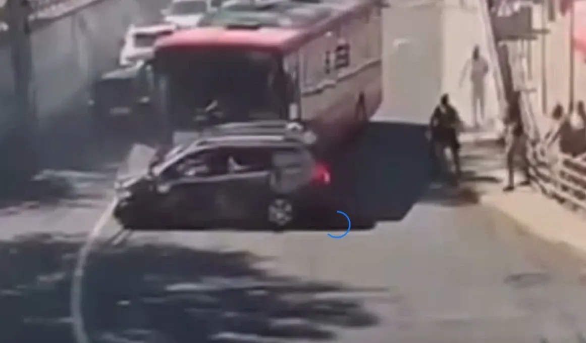 Șoferul beat de autobuz care a făcut prăpăd pe o stradă din Mediaș a fost arestat preventiv 