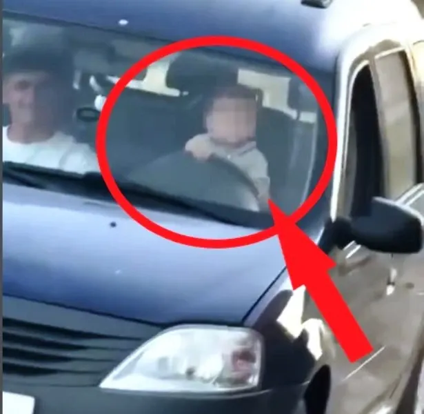 Bebeluș de 11 luni, pus la volan. Mama bebelușului care a filmat scena are 17 ani