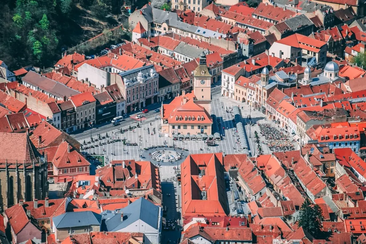 O femeie a fost trimisă în judecată pentru că a construit fără autorizație în Brașov