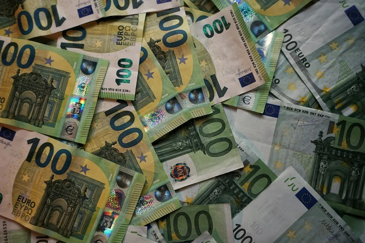 Aproape 700.000 de euro au dispărut de la Vama Otopeni. Poliția a deschis o anchetă