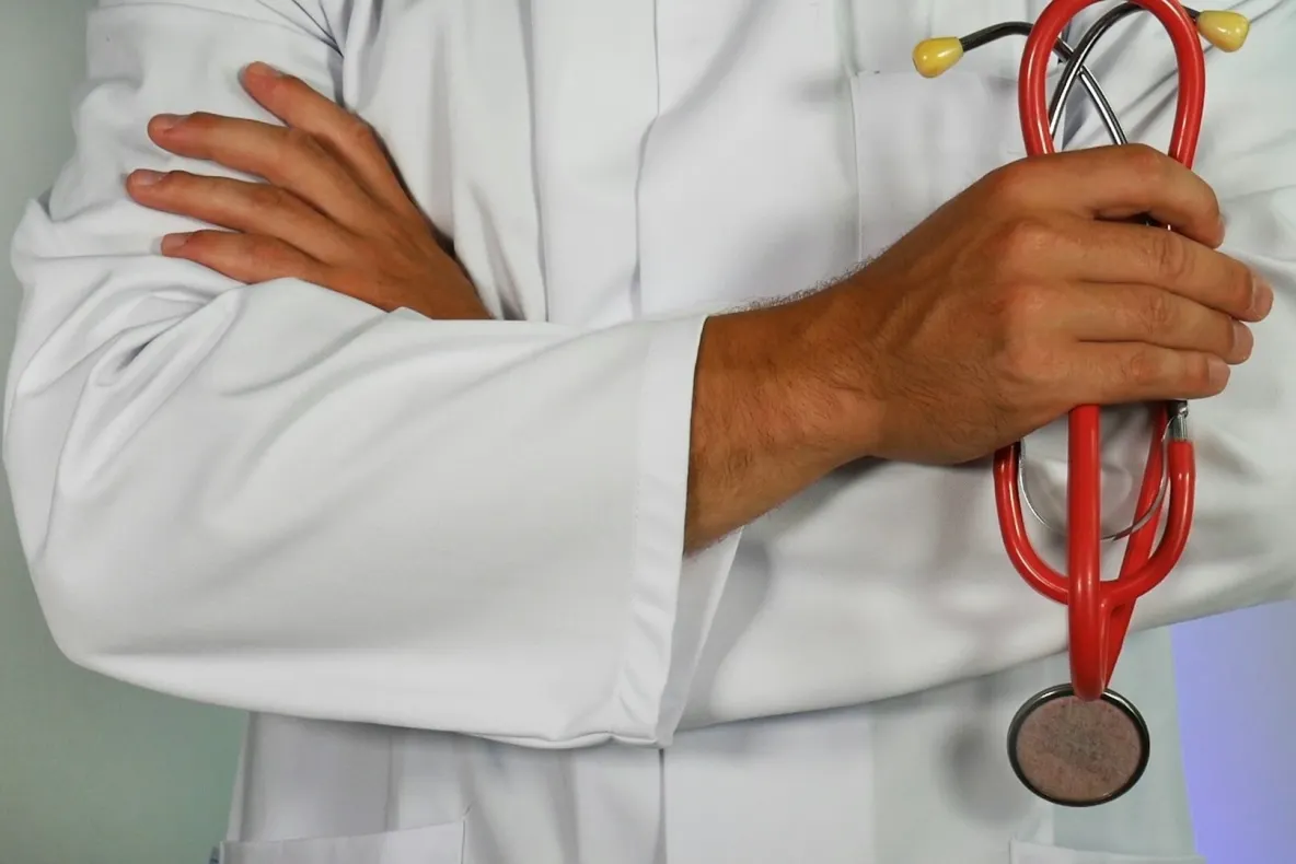 Patru medici din Focșani trimiși în judecată pentru ucidere din culpă și fals intelectual