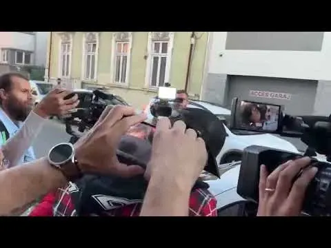 Trapperul Ian a fost reținut pentru 24 de ore, după ce a urinat pe scenă în fața a sute de spectatori