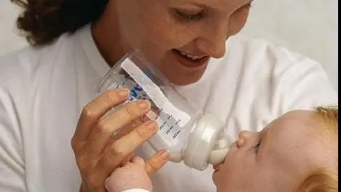 Giganți din industria alimentară, acuzați că au întârziat retragerea laptelui praf contaminat pentru sugari