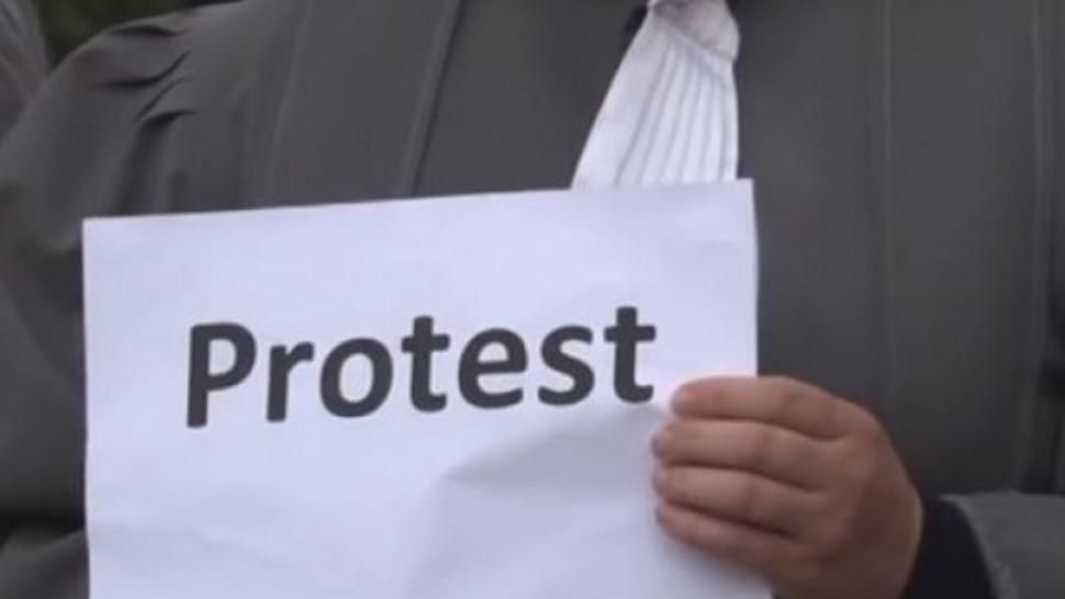 Judecătorii instanțelor din București amenință cu posibila oprire a activității și denunță „degradarea statului de drept”