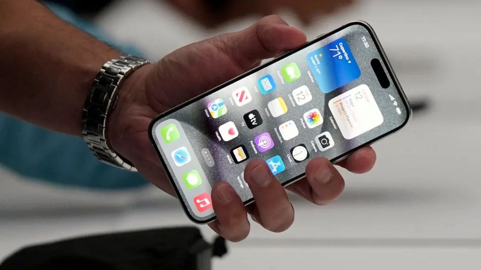 Închisoare cu executare după furtul unui iPhone de pe terasa unui bar