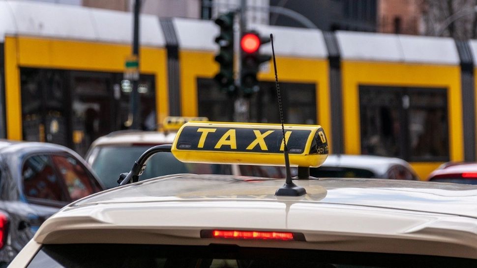 Taximetrist din București, suspectat că a furat telefonul unui client și a transferat 15.000 de lei prin aplicații bancare