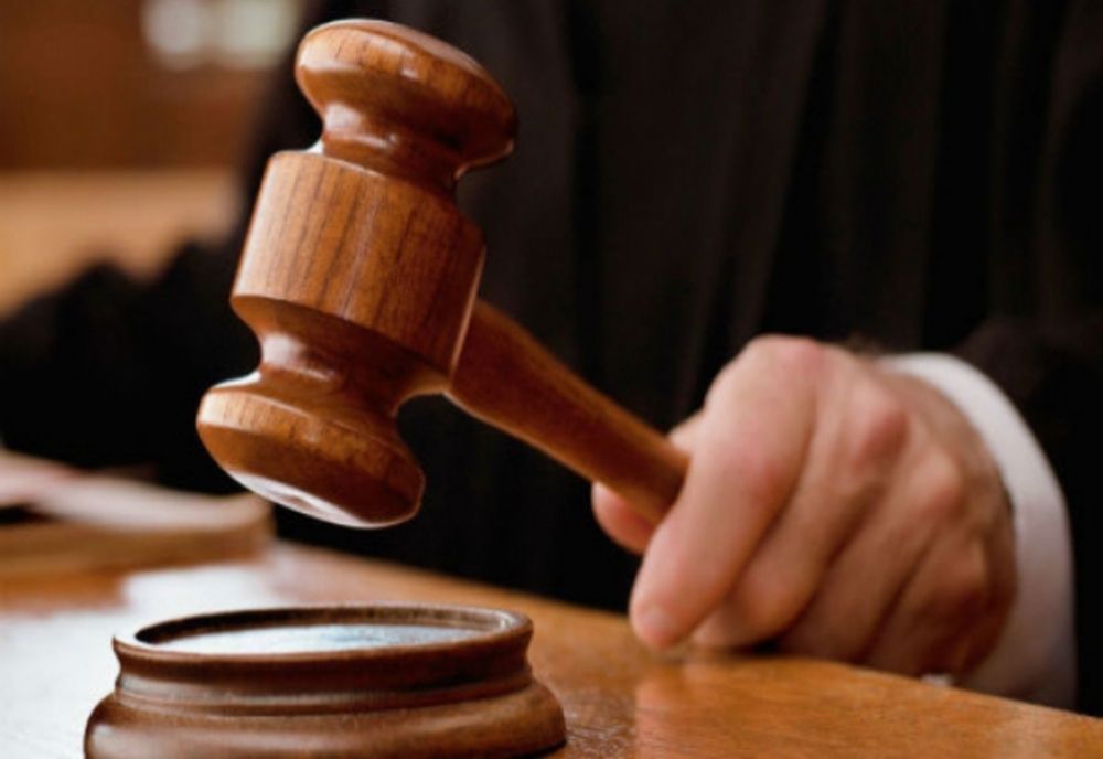 Individul care a încercat să violeze o femeie și l-a atacat cu cuțitul pe soțul acesteia a fost trimis în judecată