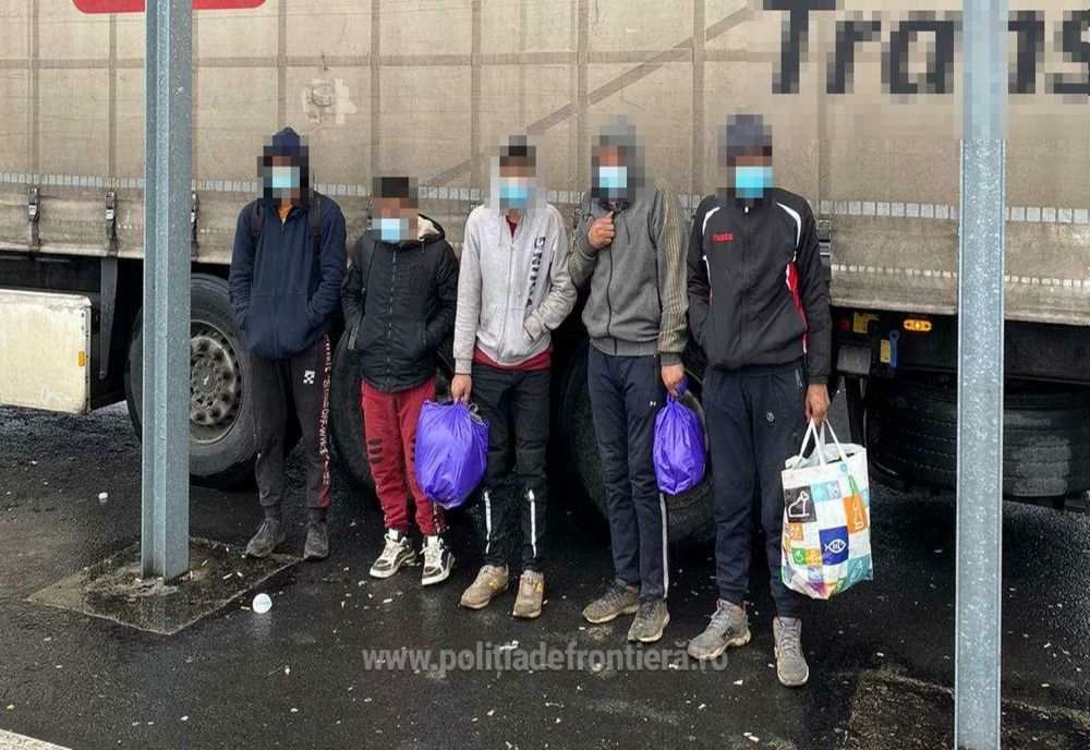 17 cetăţeni din Afganistan și Pakistan, depistați ascunşi în TIR-uri la frontiera cu Ungaria