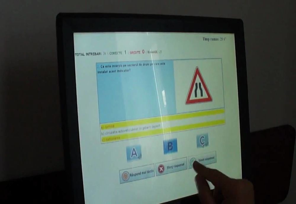 Flagrant al poliției. Cum se fraudează examentul teoretic auto cu „sufleor” (FOTO)