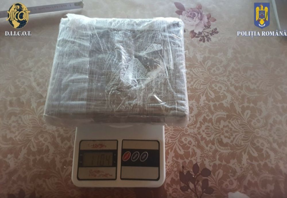 METODE INOVATOARE ALE TRAFICANȚILOR: COCAINĂ ASCUNSĂ ÎN CAFEA, DESCOPERITĂ ÎN BIHOR. CE PEDEPSE AU PRIMIT TRAFICANȚII