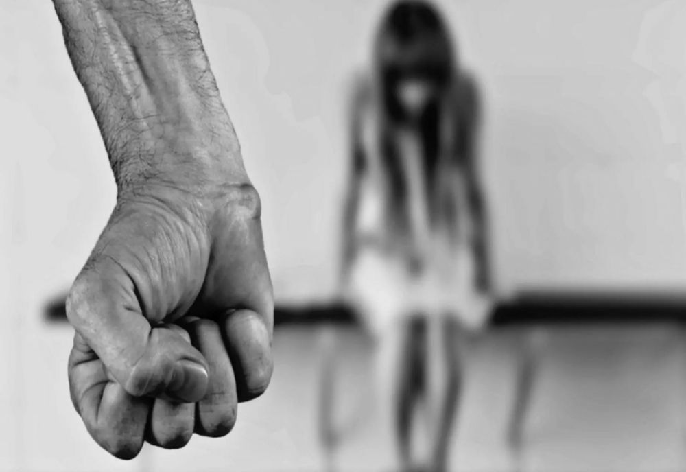 Adolescentă de 14 ani, agresată sexual în fața unei biserici din Sectorul 3. Agresorul, violent în momentul reținerii: a mușcat de mână un polițist