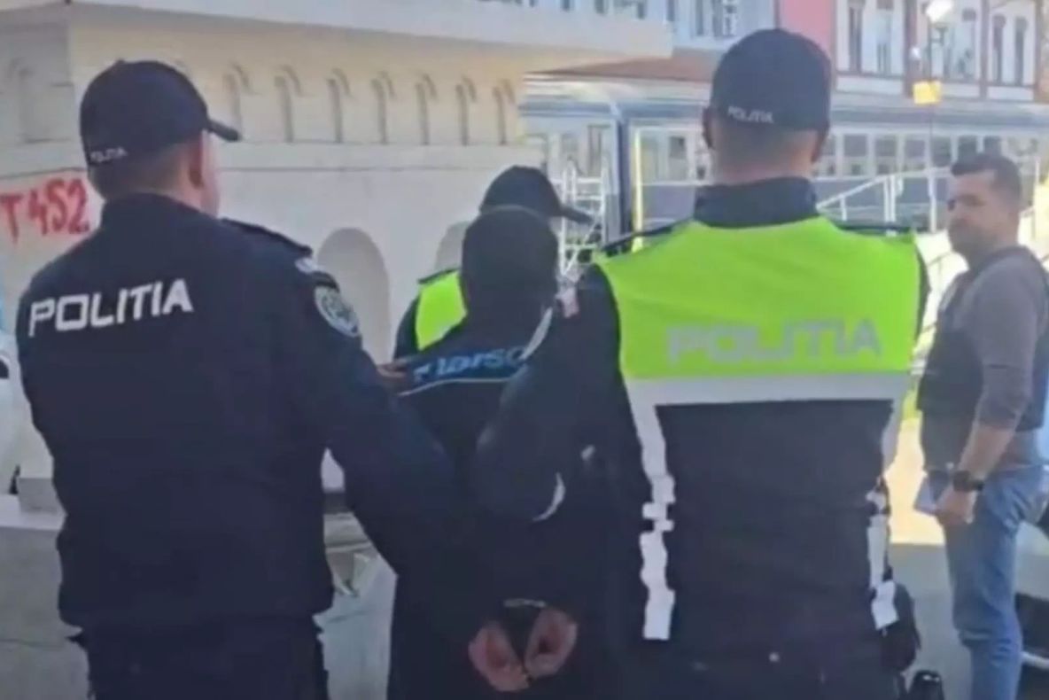 Tânăr reținut după ce a distrus un turnichet în gara din Arad