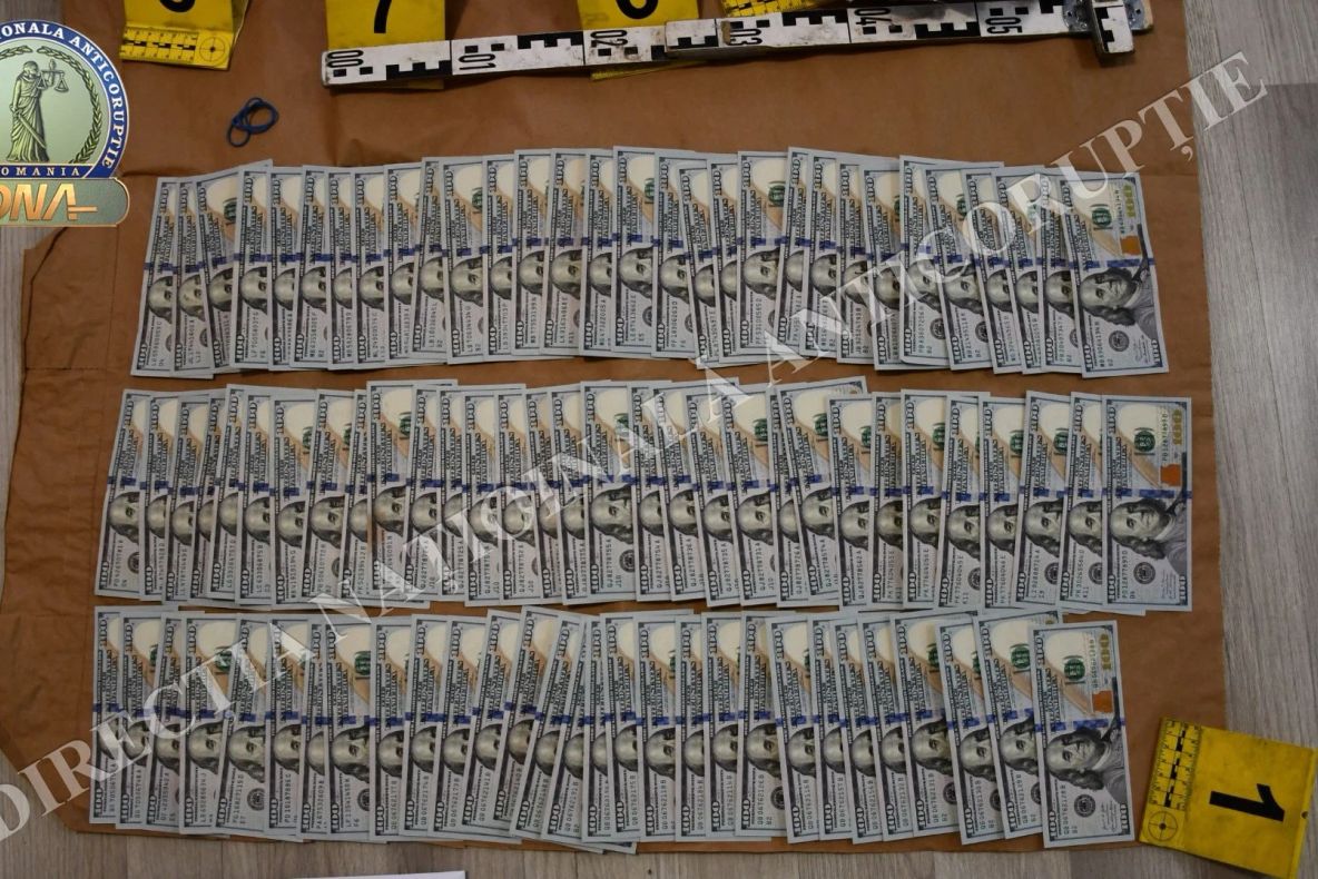 Anchetă de corupție la Vama Constanța: doi inspectori reținuți. Sume importante de bani descoperite la percheziții
