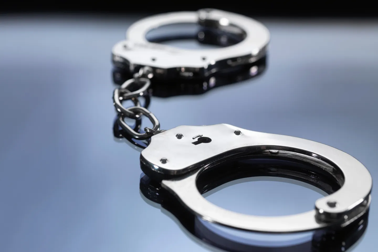 Româncă arestată în Creta, acuzată că a torturat o femeie timp de o lună. Poliția a găsit imagini cu agresiunile