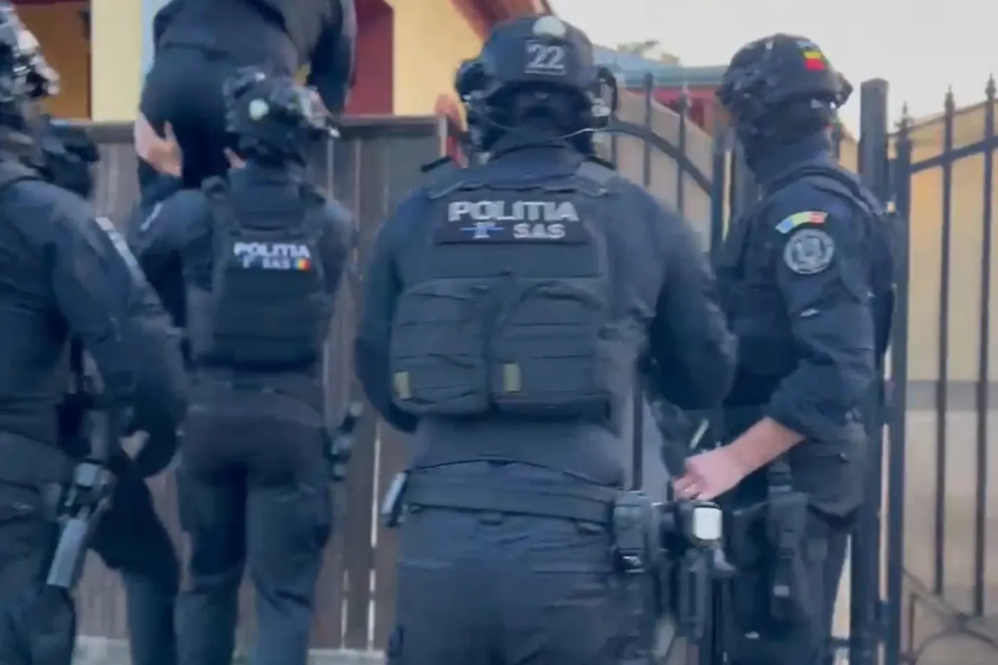 Descinderi în forță la Botoșani: polițiștii au reținut un bărbat care a sustras un kilogram de aur - VIDEO