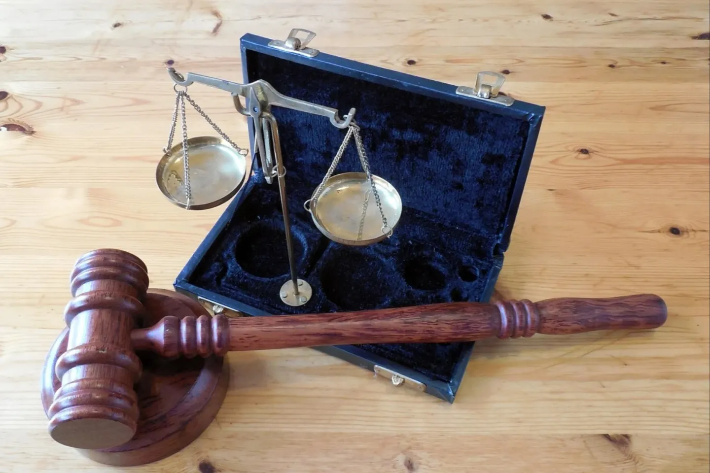 Achitare definitivă pentru un polițist acuzat că administra firme. Cumnata sa, condamnată