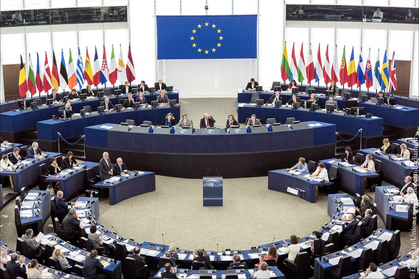 Parlamentul European cere măsuri mai dure pentru statul de drept privind corupția, justiția și presa