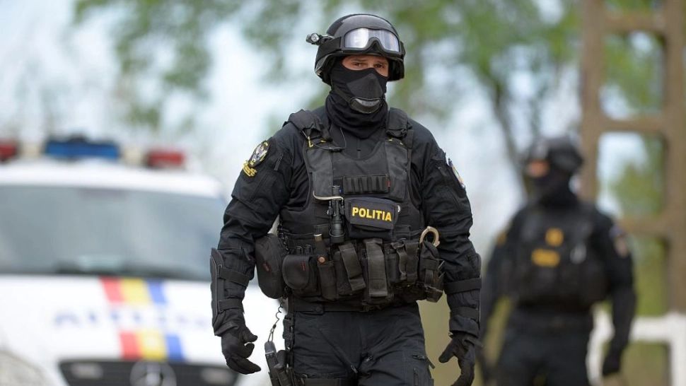 Percheziții în Botoșani acasă la un bărbat, după ce a amenințat o persoană pe rețele sociale cu imagini cu un pistol