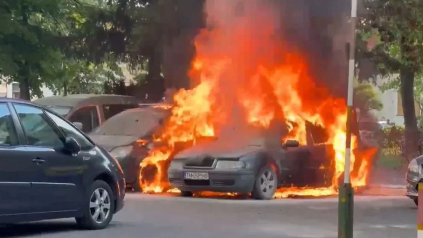 Bărbat cercetat după incendiul care a distrus patru mașini în Timișoara / VIDEO