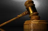 O femeie din Constanța cere protecție în instanță. Fostul iubit ar fi obligat-o să ia credite și să-i dea bani