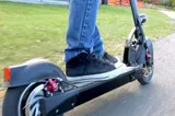 Scene halucinante în Suceava. Un adolescent aflat pe trotinetă, lovit intenționat cu mașina și bătut de un șofer
