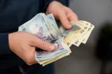 Lovitură pentru sute de mii de bugetari. Noua lege le îngheață salariile, în timp ce veniturile demnitarilor cresc etapizat