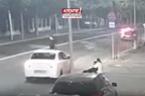 Imagini șocante: client bătut de un șofer de ride-sharing