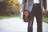 Profesor din Alba condamnat la amendă pentru purtare abuzivă după ce a strâns de gât un elev