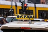 Taximetrist din București, suspectat că a furat telefonul unui client și a transferat 15.000 de lei prin aplicații bancare
