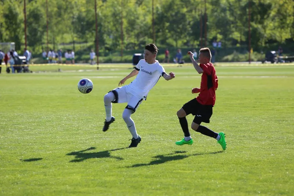Copil lovit pe terenul de fotbal