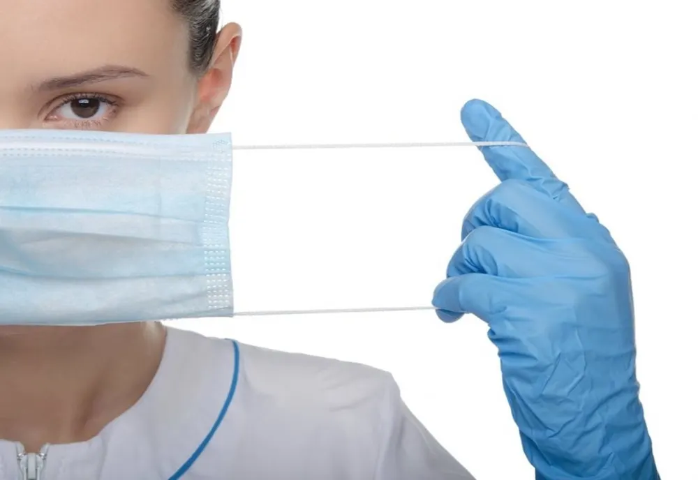 Percheziții în desfășurare. Milioane de măști, costume de protecție și mănuși vândute ilegal către un ONG