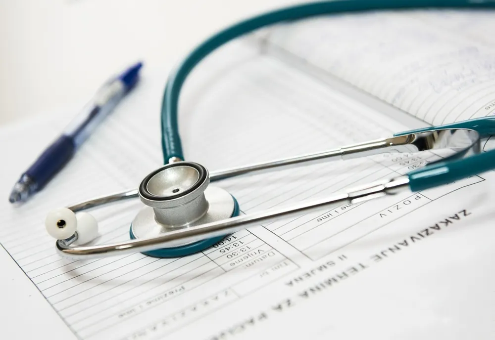 Sibian reținut după ce a pretins că e medic și a consultat oameni, inclusiv un copil de 1 an
