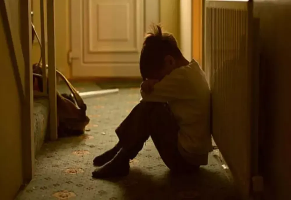 Noutate în instanțele din România: Un bărbat din Alba Iulia, dat în judecată pentru abuz emoțional asupra fiului său