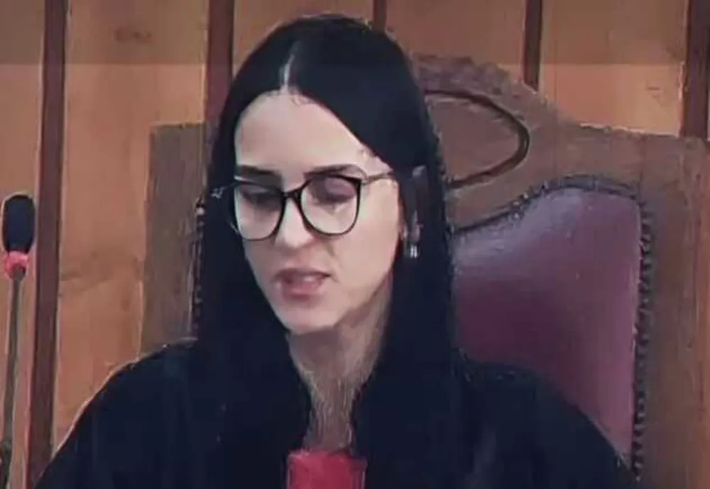 JUDECĂTOAREA ACUZATĂ CĂ SE DROGA ÎMPREUNĂ CU INFRACTORII A DAT ÎN JUDECATĂ TRIBUNALUL SUCEAVA