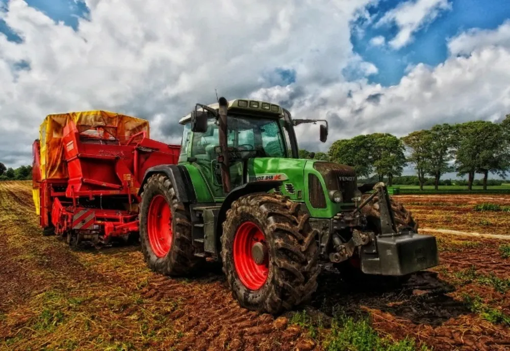 Un escroc a dispărut cu o sumă mari de bani. A convins o femeie că îi procură piese pentru utilaje agricole